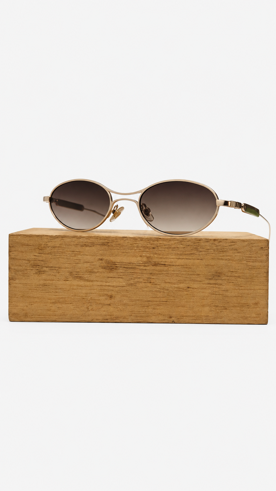 Óculos de Sol Feminino Oval Dourado com Lente Marrom Degradê