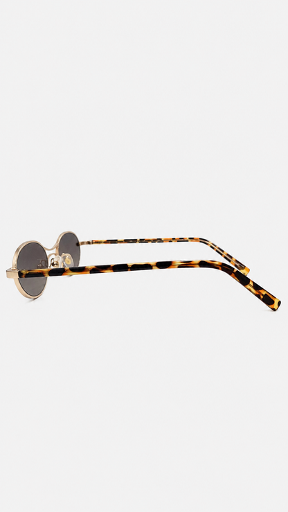 Óculos de Sol Feminino Oval Slim com Armação Metálica