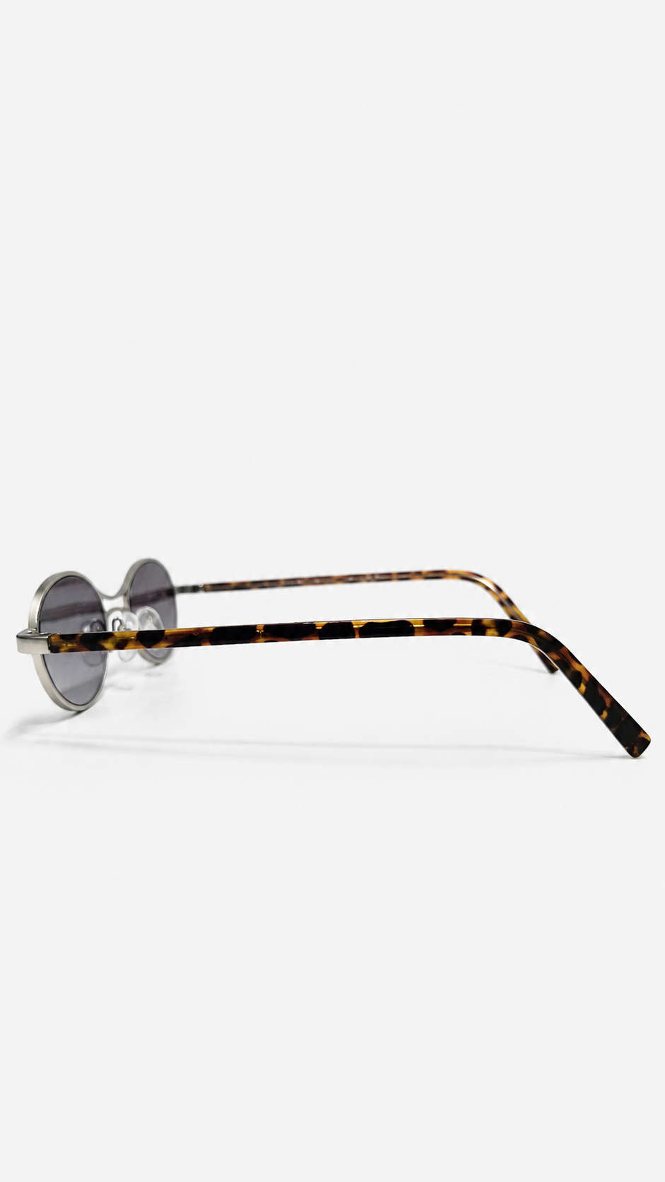 Óculos de Sol Feminino Oval Slim com Armação Metálica